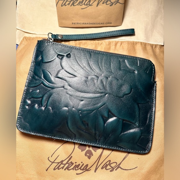 Patricia Nash - Cassini style deep forest green leather wristlet embossed NWOT - Picture 3 of 3